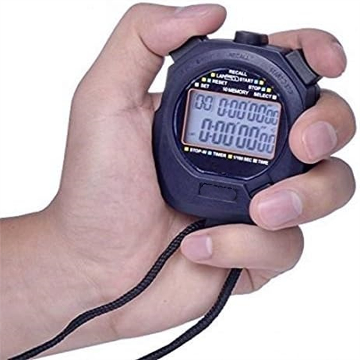 Eine Hand hält eine digitale Stoppuhr mit einer Anzeige. Die Stoppuhr ist schwarz und hat ein Umhängeband.