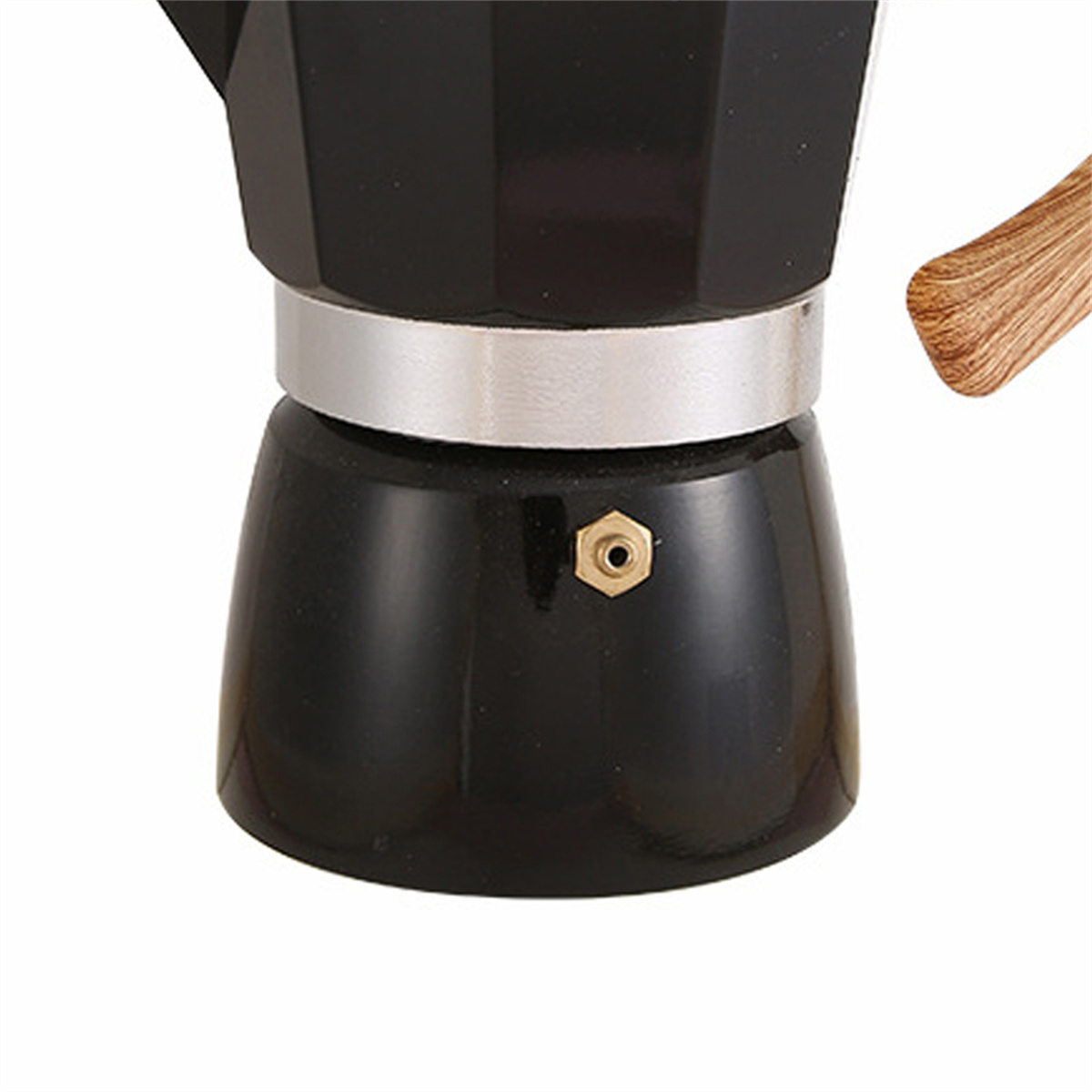 Ein schwarzer Kaffeezubereiter mit einem silbernen Band und einem Holzgriff auf weißem Hintergrund. Eine goldene sechseckige Schraube ist vorhanden.