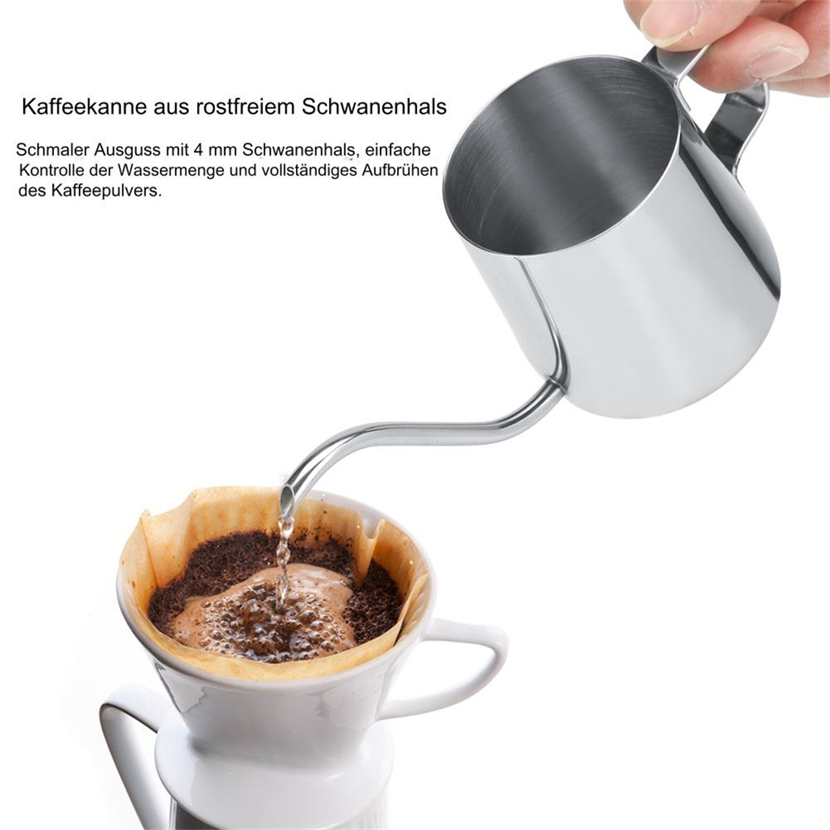 Ein Edelstahl-Schwanenhalskessel gießt Wasser in einen Kaffeefilter mit Kaffeepulver. Eine Hand hält den Kessel.