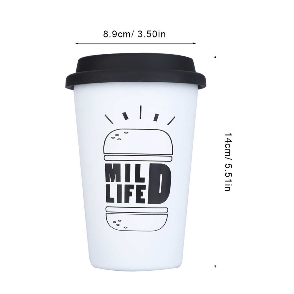 Weißer Kaffeebecher mit schwarzem Deckel. Er hat ein Burger-Design mit dem Text 'MIL LIFE D'. Abmessungen sind mit Etiketten markiert.