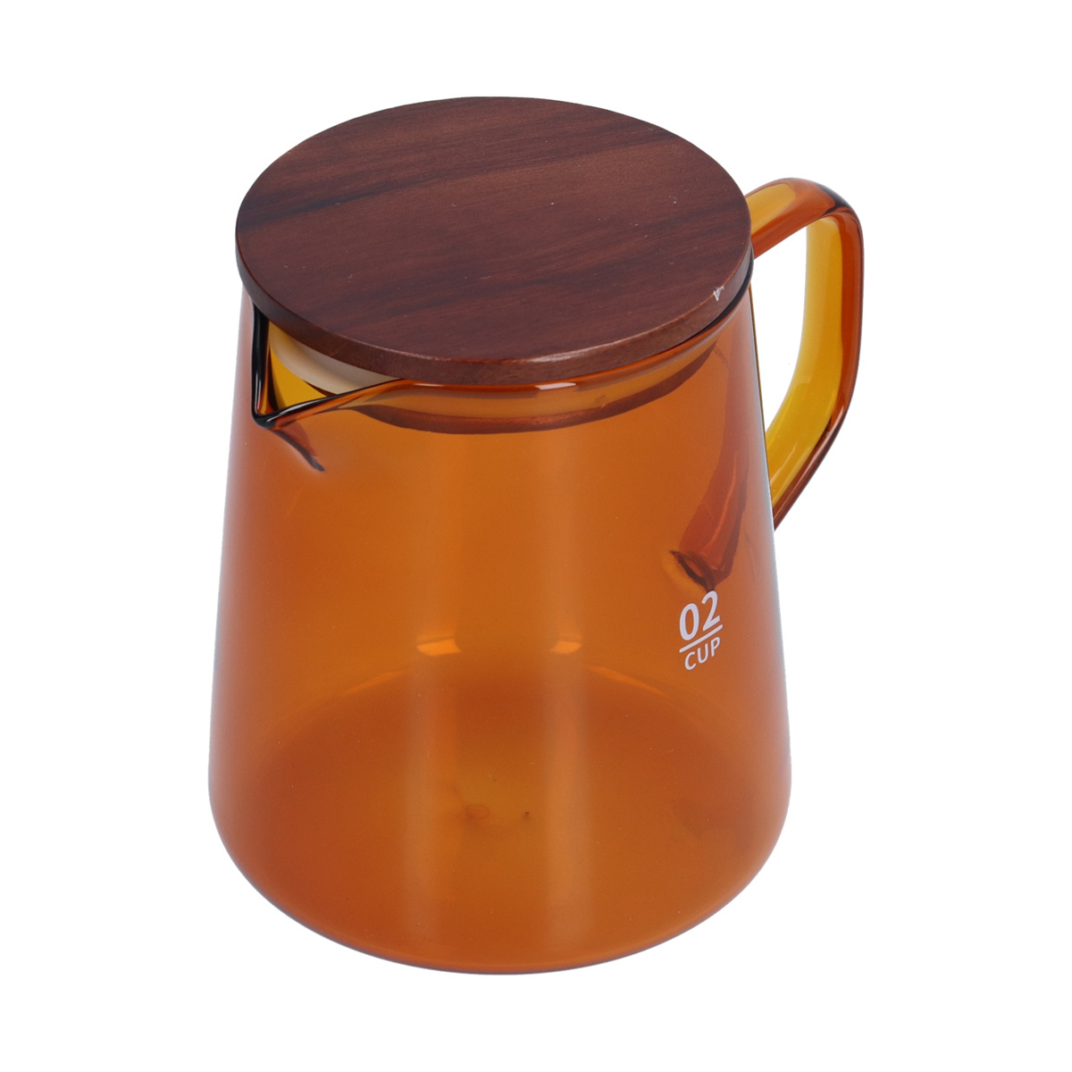 Eine bernsteinfarbene Glaskaraffe mit Holzdeckel. Sie hat einen Griff und ist mit '02 CUP' markiert. Der Hintergrund ist weiß.