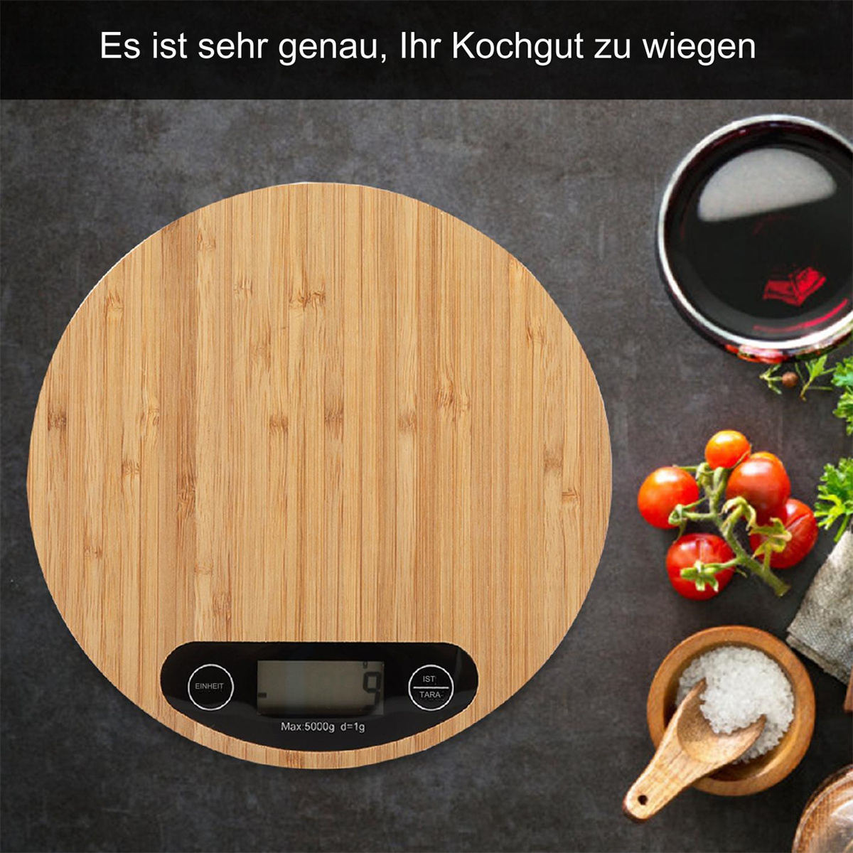 Eine Küchenwaage aus Holz mit digitaler Anzeige, umgeben von Zutaten wie Tomaten, Salz und einer Schüssel Flüssigkeit.