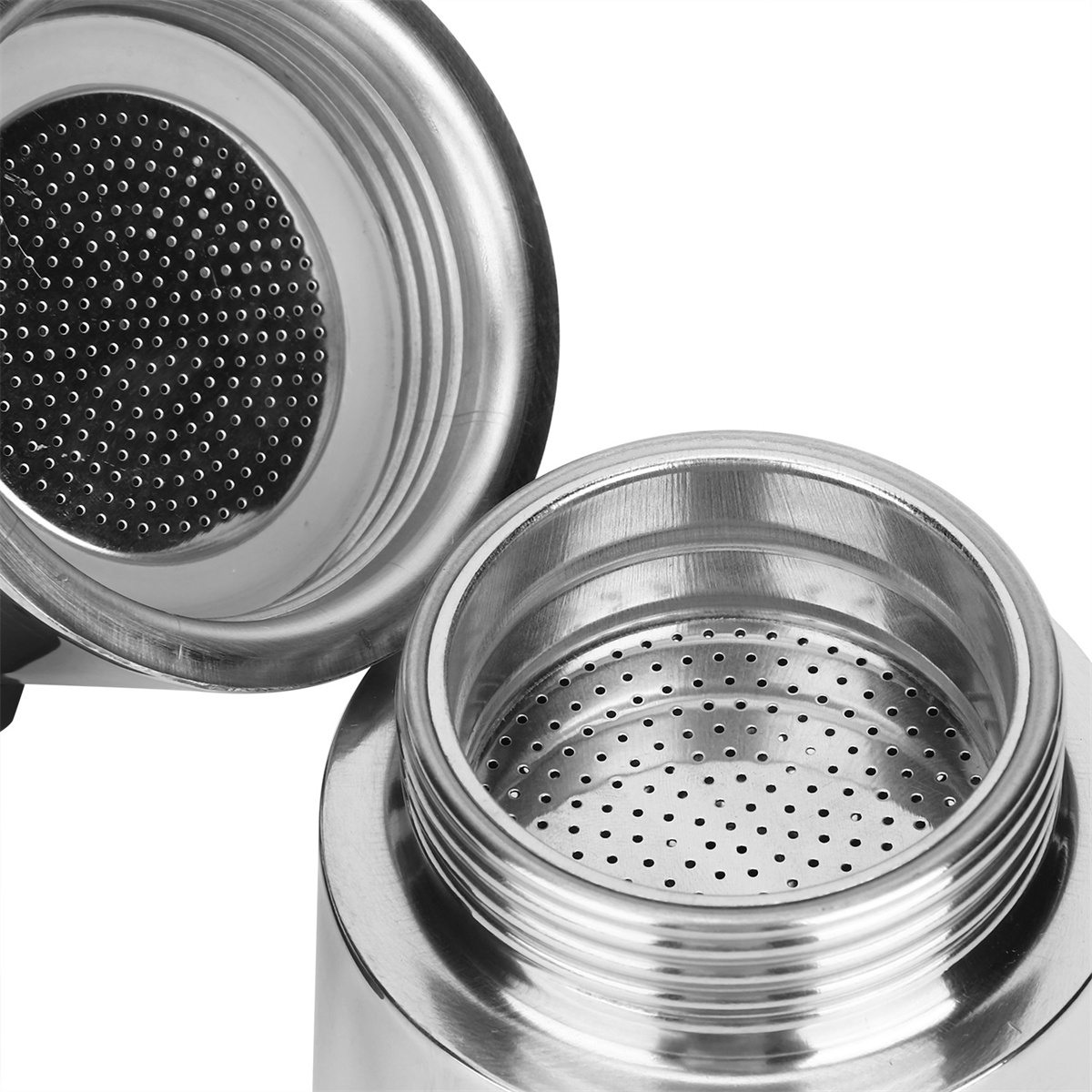 Nahaufnahme eines Metall-Kaffeebereiters. Der obere Deckel ist geöffnet und zeigt einen perforierten Filter. Der Sockel hat ebenfalls einen perforierten Filter.