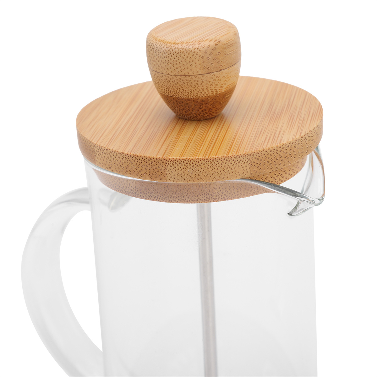 Nahaufnahme einer Glas-French-Press. Sie hat einen Bambusdeckel und -knauf. Das Glas ist klar, der Hintergrund ist weiß.