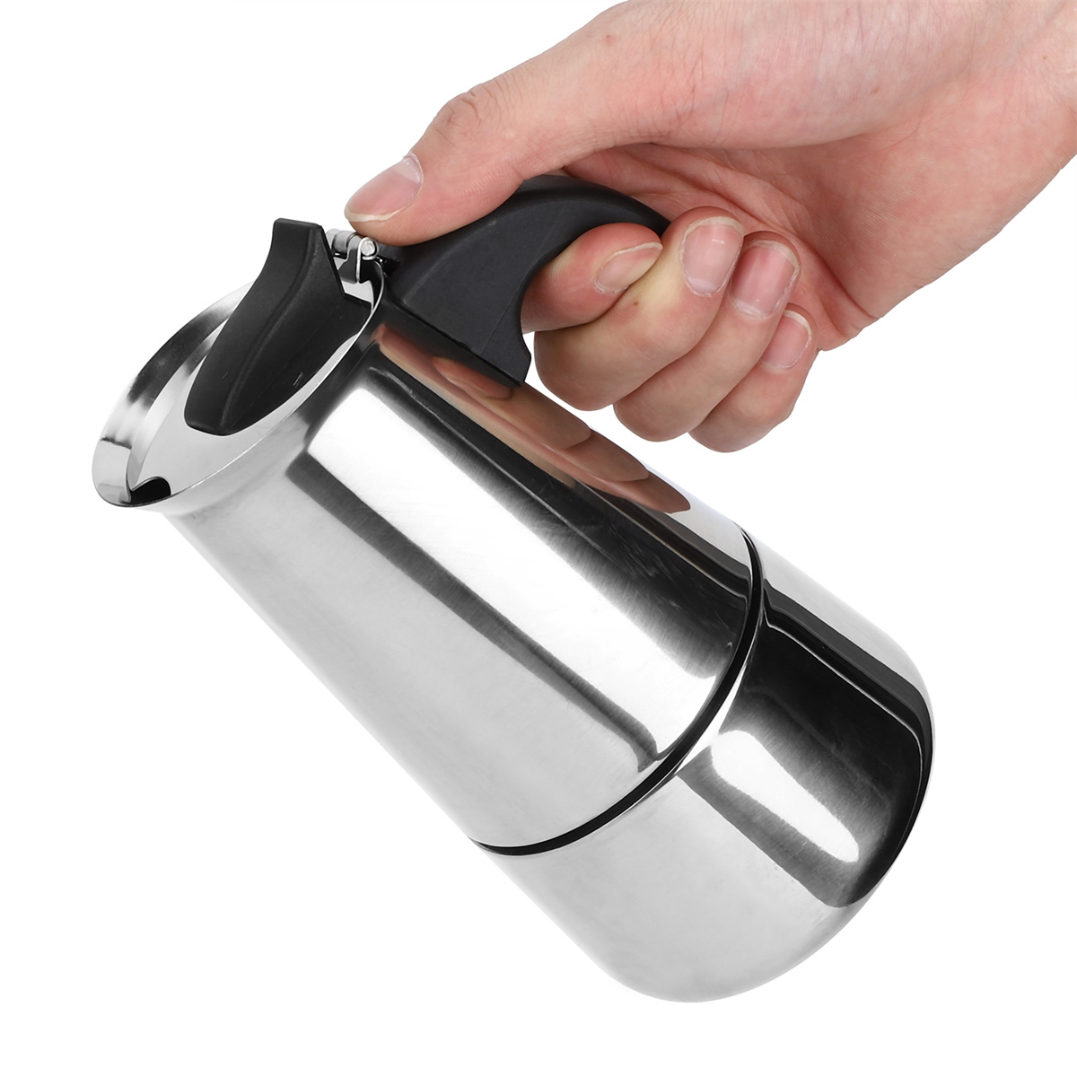 Eine Hand hält eine silberne Kaffeemaschine mit schwarzem Griff. Der Hintergrund ist schlicht weiß.