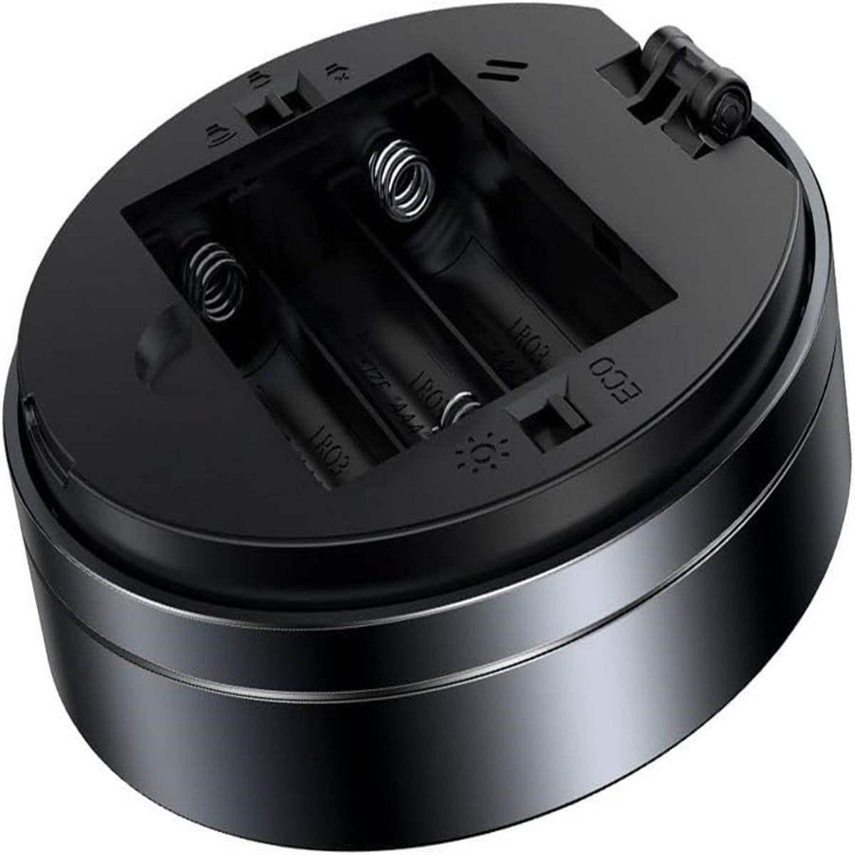 Ein schwarzes Batterieladegerät mit drei AA-Batterien. Das Ladegerät hat einen silbernen Rand und einen Klappdeckel.