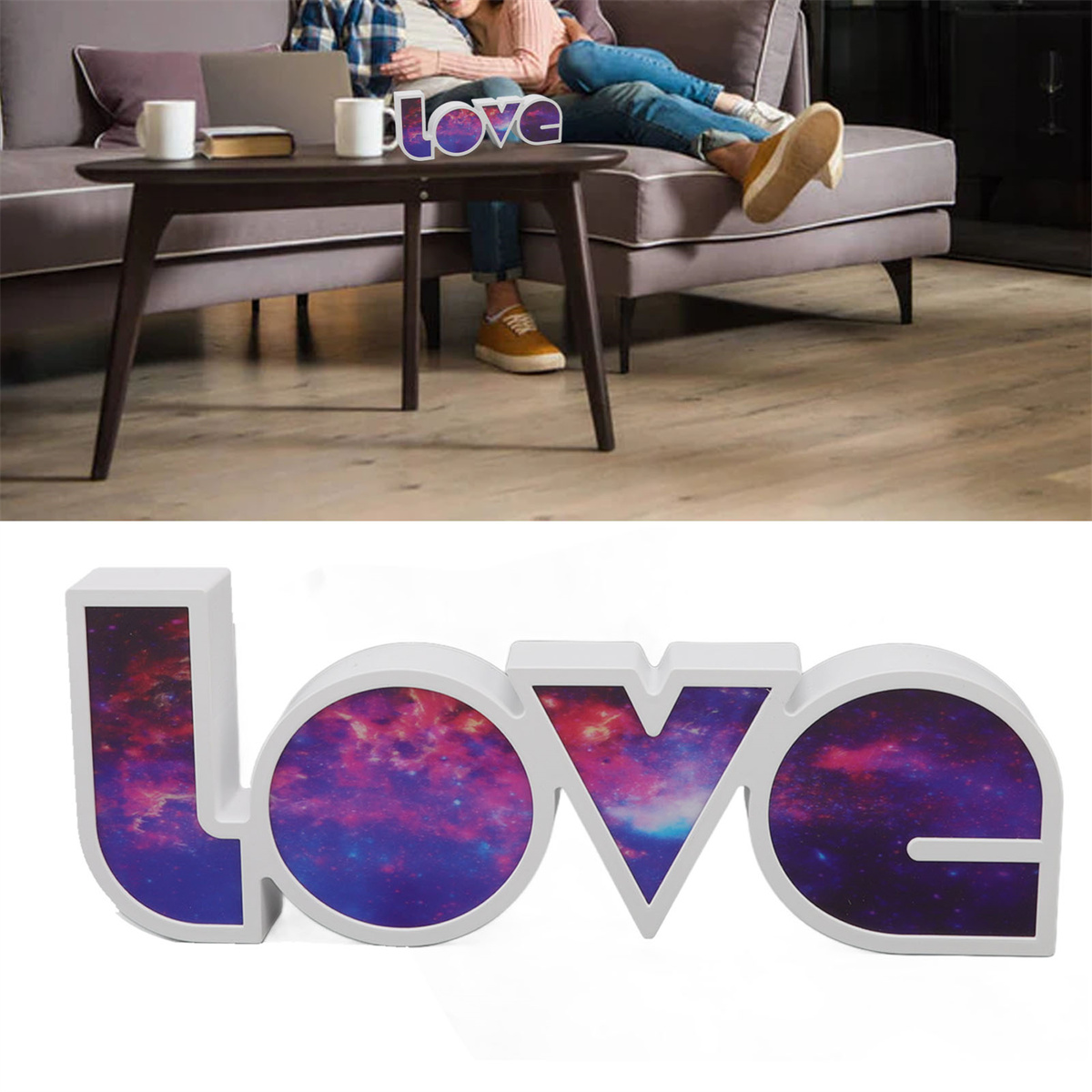 Ein Paar auf einem Sofa mit einem Tisch davor. Auf dem Tisch steht ein 'Liebe'-Schild. Das Schild hat ein Galaxie-Design.