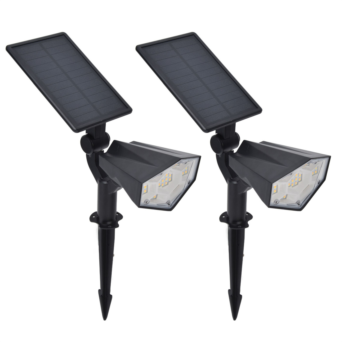 Zwei schwarze Solar-Scheinwerfer mit Solarpanelen. Jeder hat einen spitzen Pfahl zur Bodeneinführung. Die Lichter sind an.