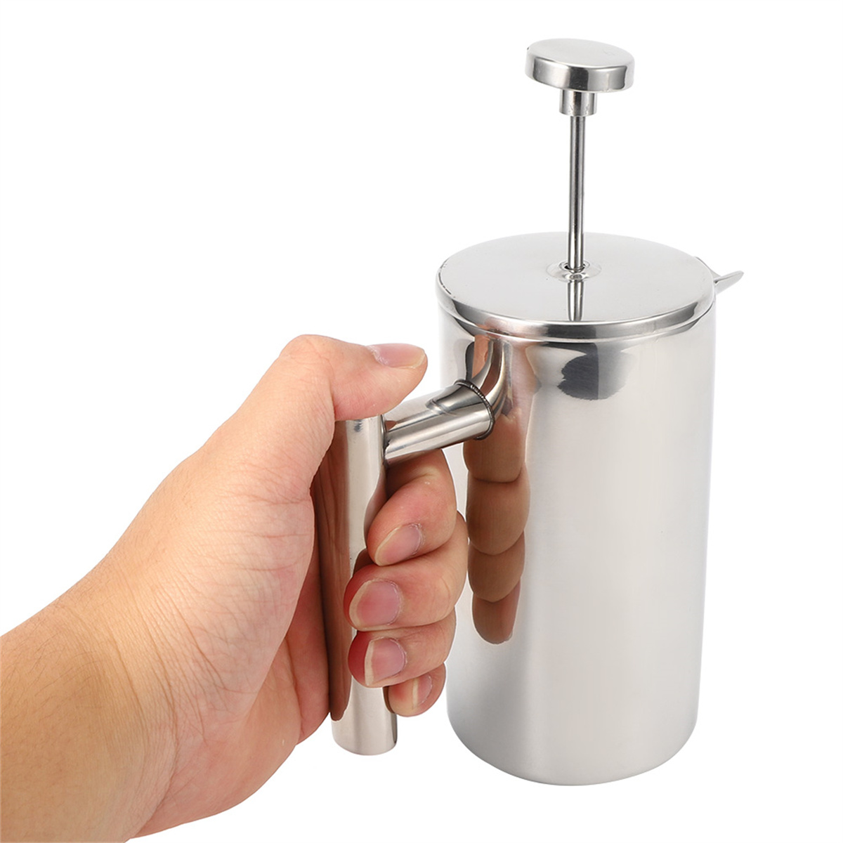 Eine Hand hält einen French-Press-Kaffeebereiter aus Edelstahl. Der Presser ist zylindrisch mit einem Griff. Der Hintergrund ist weiß.
