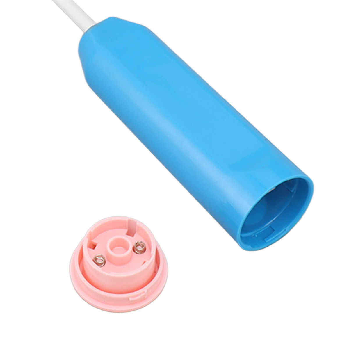 Ein blaues zylindrisches Objekt mit weißem Kabel und eine rosa kreisförmige Komponente mit Metallstiften vor weißem Hintergrund.