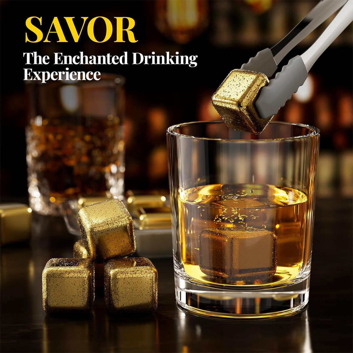 Whiskeyglas mit goldenen Eiswürfeln und Zange. Ein weiteres Glas und Würfel liegen auf dem Tisch. Text oben: SAVOR.