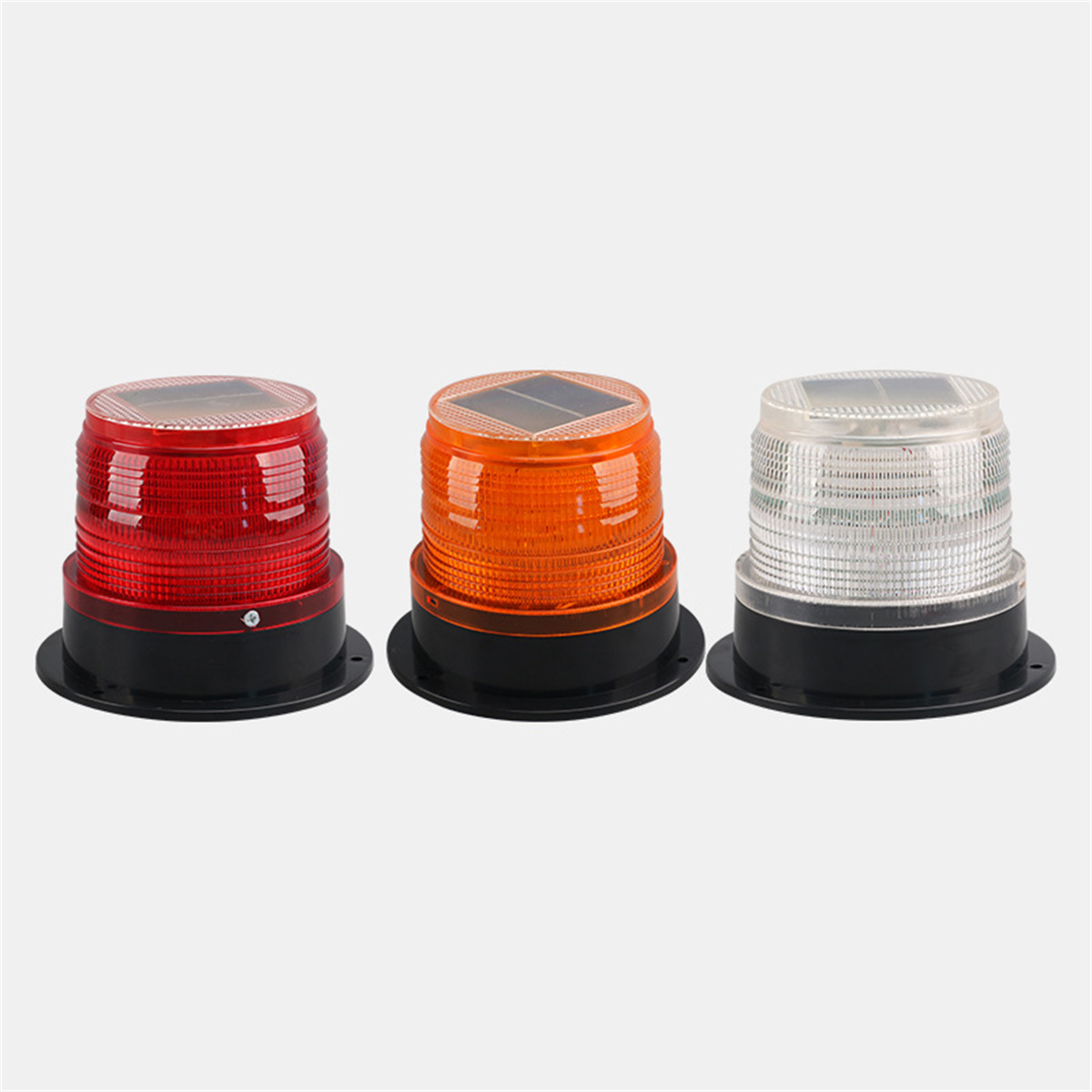 Drei solarbetriebene Warnleuchten. Rot, orange und klar. Jede hat eine schwarze Basis und ein Solarpanel oben. Auf weißem Hintergrund isoliert.