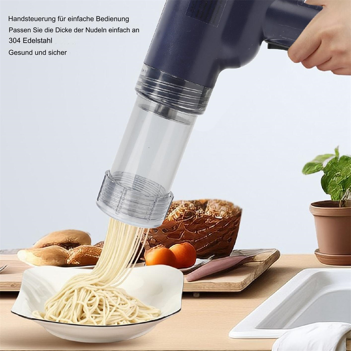 Eine tragbare Pastamaschine presst Nudeln auf einen weißen Teller. Weitere Elemente sind ein Holzbrett, Tomaten und eine Topfpflanze.