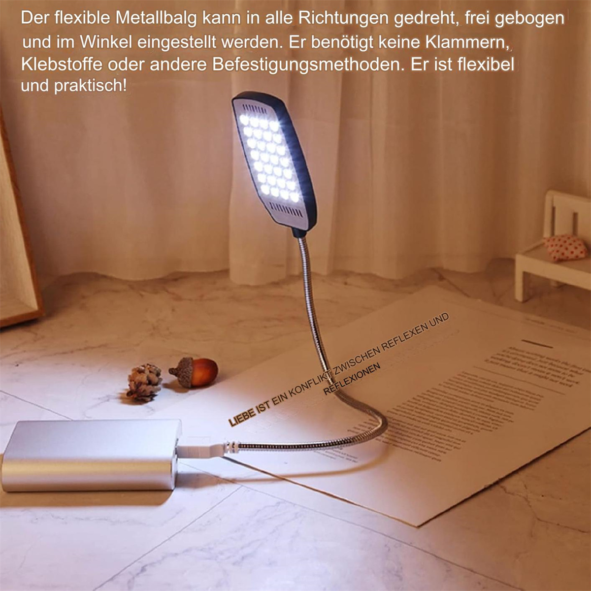 Eine flexible Lampe mit silbernem Sockel ist mit einer Powerbank verbunden. Die Lampe scheint auf ein Papier mit Text. Es gibt Eicheln.