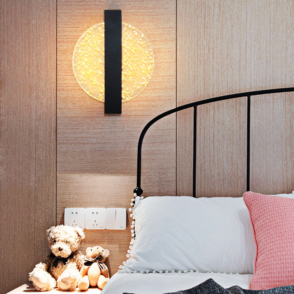 Schlafzimmer mit runder Leuchte, Bett, Teddybären und pinkfarbenem Kissen. Der Hintergrund ist eine Holzwand.