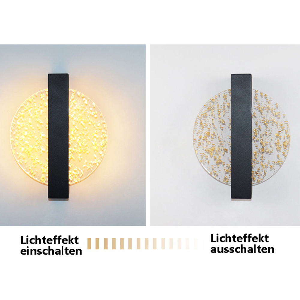Zwei Wandlampen, eine an und eine aus. Jede hat einen schwarzen vertikalen Balken und einen kreisförmigen, gesprenkelten Glasschirm.