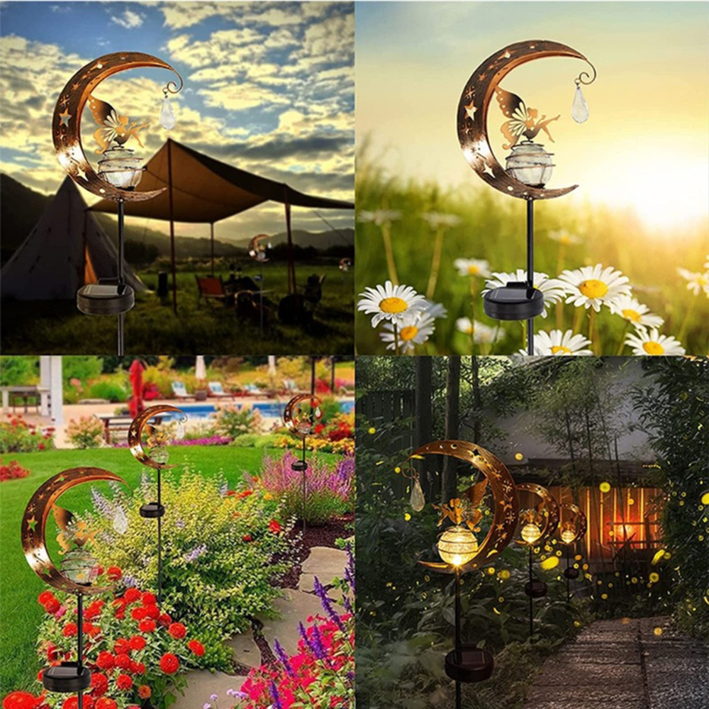 Vier Bilder zeigen Solar-Gartenlichter mit Mond- und Feendesign. Szenen umfassen Garten, Blumen und ein Camping-Setup.