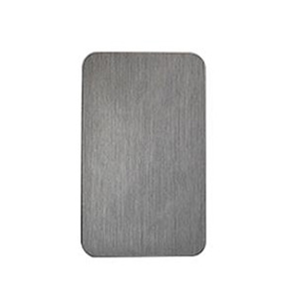 Eine rechteckige Metallplatte mit abgerundeten Ecken. Die Oberfläche ist gebürstet und zeigt eine vertikale Maserung. Der Hintergrund ist weiß.