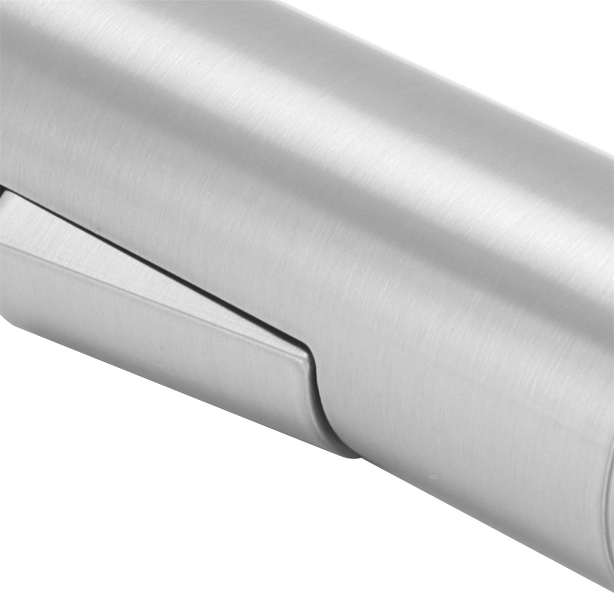 Nahaufnahme eines metallischen, zylindrischen Objekts mit gebürsteter Oberfläche. Ein Abschnitt ist geöffnet und zeigt ein scharnierartiges Design.