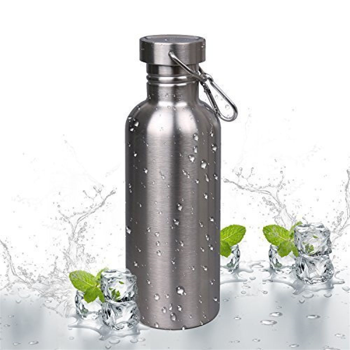 Eine metallische Wasserflasche mit Wassertropfen. Eiswürfel und Minzblätter umgeben sie. Wasserspritzer im Hintergrund.