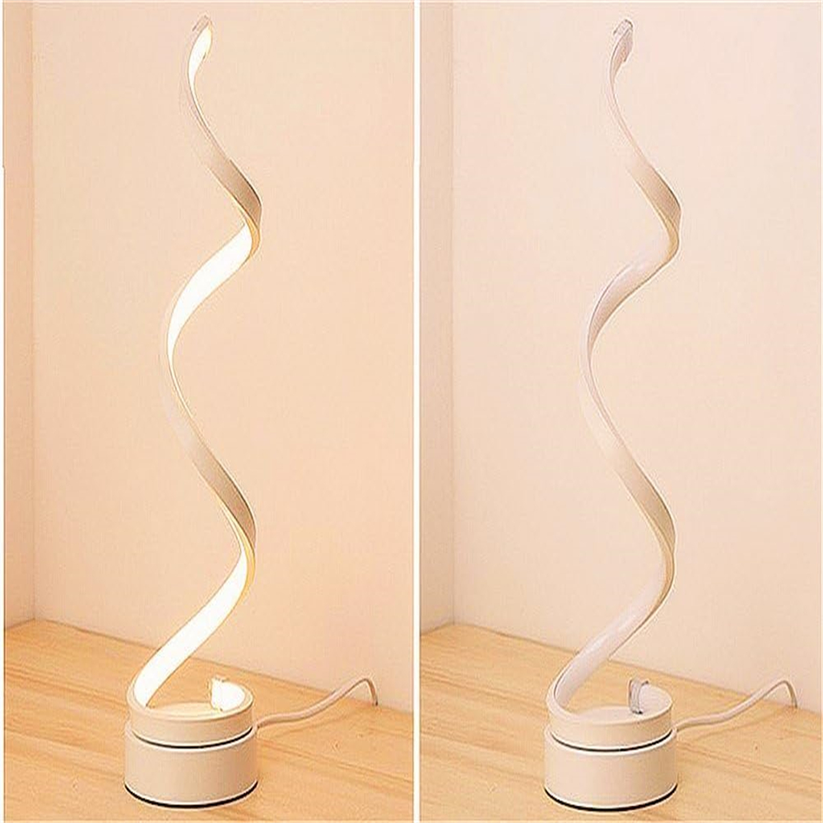 Zwei weiße, spiralförmige Lampen. Die linke leuchtet, die rechte ist aus. Beide haben einen runden Fuß und ein Kabel.