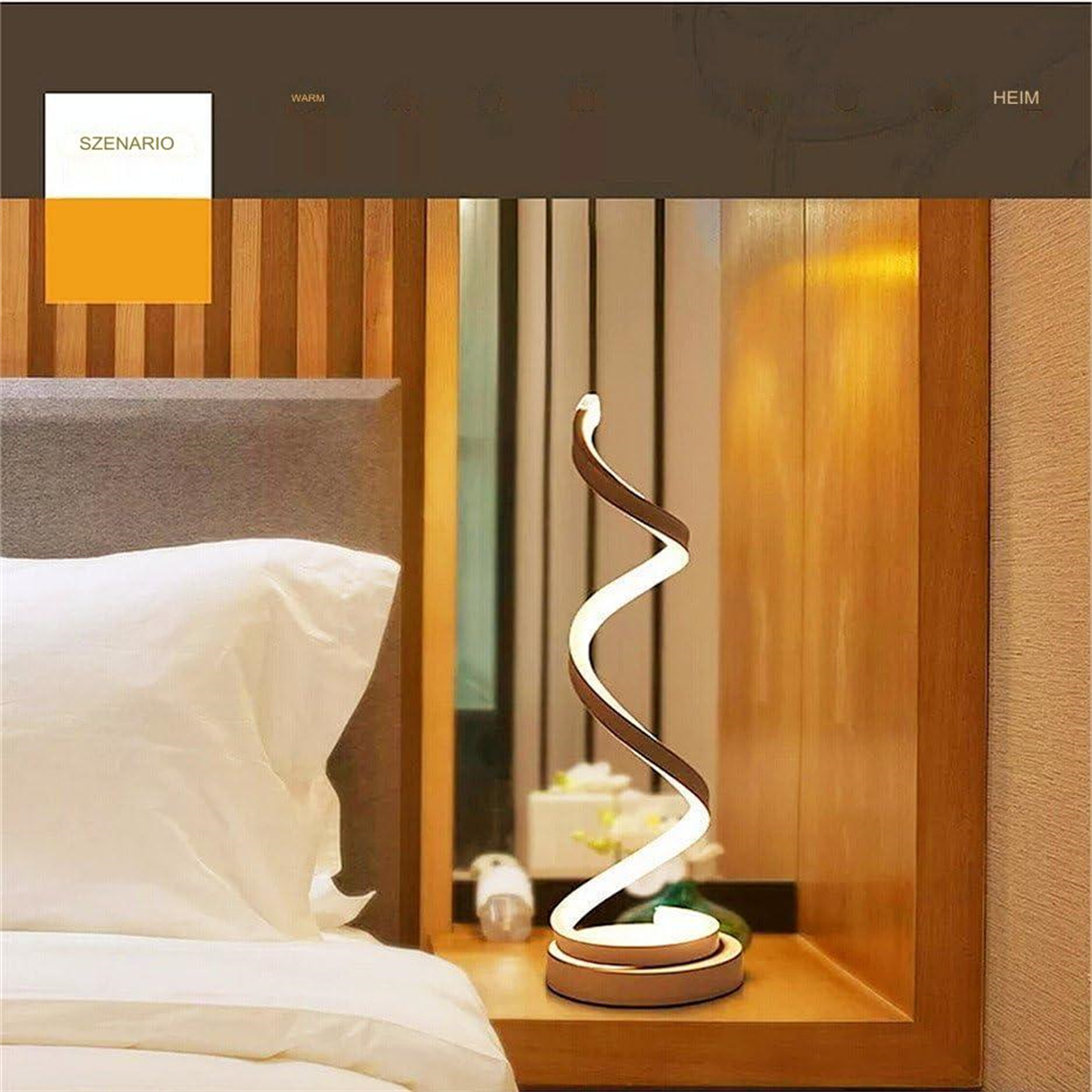 Eine moderne Nachttischlampe auf einem Nachttisch. Sie hat ein spiralförmiges Design mit weißem Schein. Links ist ein Bett mit weißer Bettwäsche.