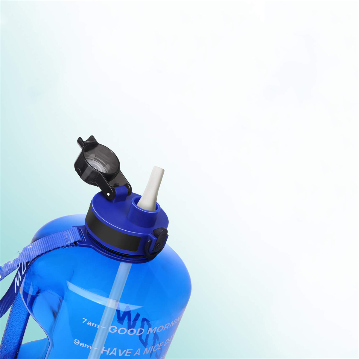 Eine blaue Wasserflasche mit schwarzem Deckel und weißem Strohhalm. Die Flasche hat einen Griff und einen Riemen.