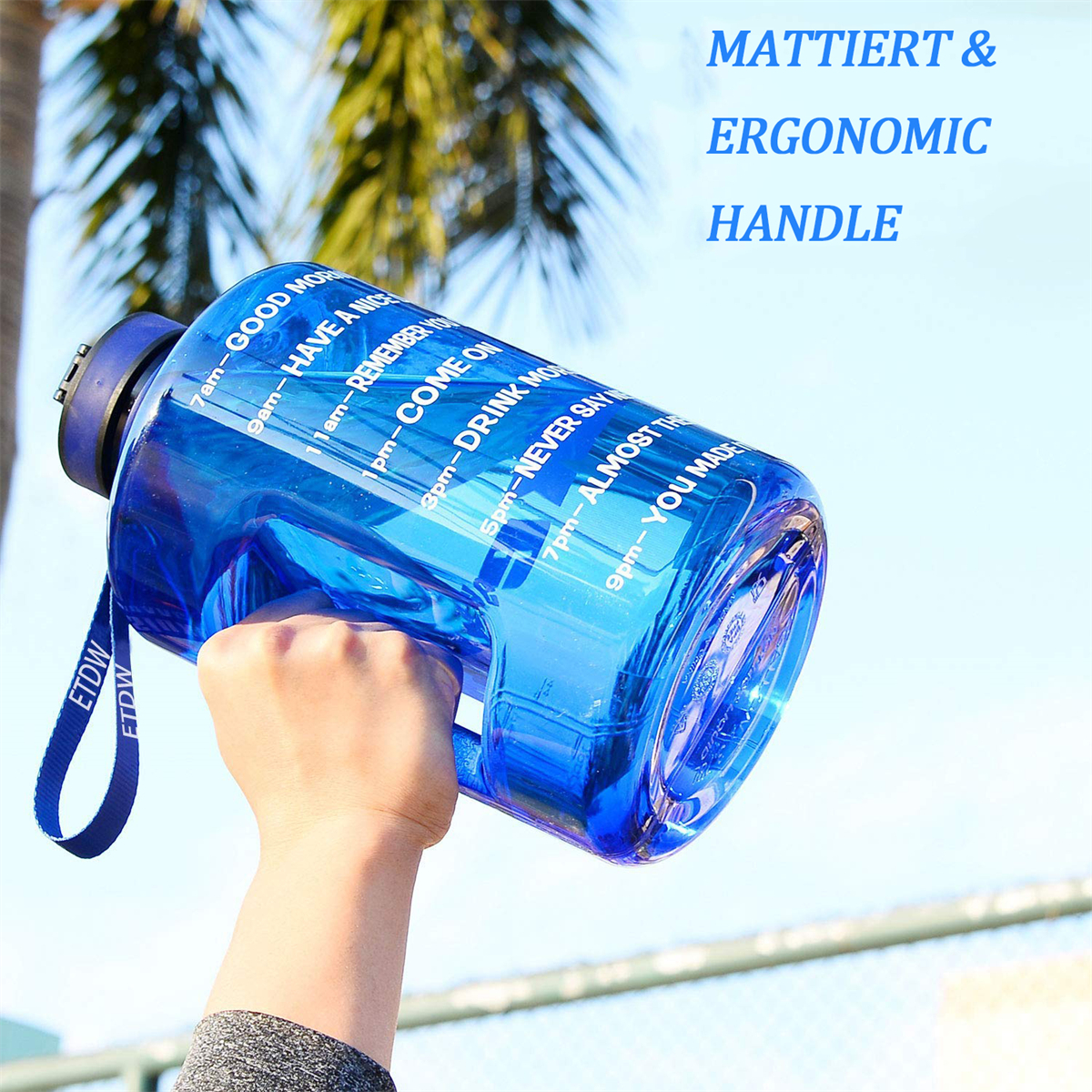 Eine Person hält eine große blaue Wasserflasche. Die Flasche hat Zeitmarkierungen und einen Griff. Palmen und Himmel sind im Hintergrund.