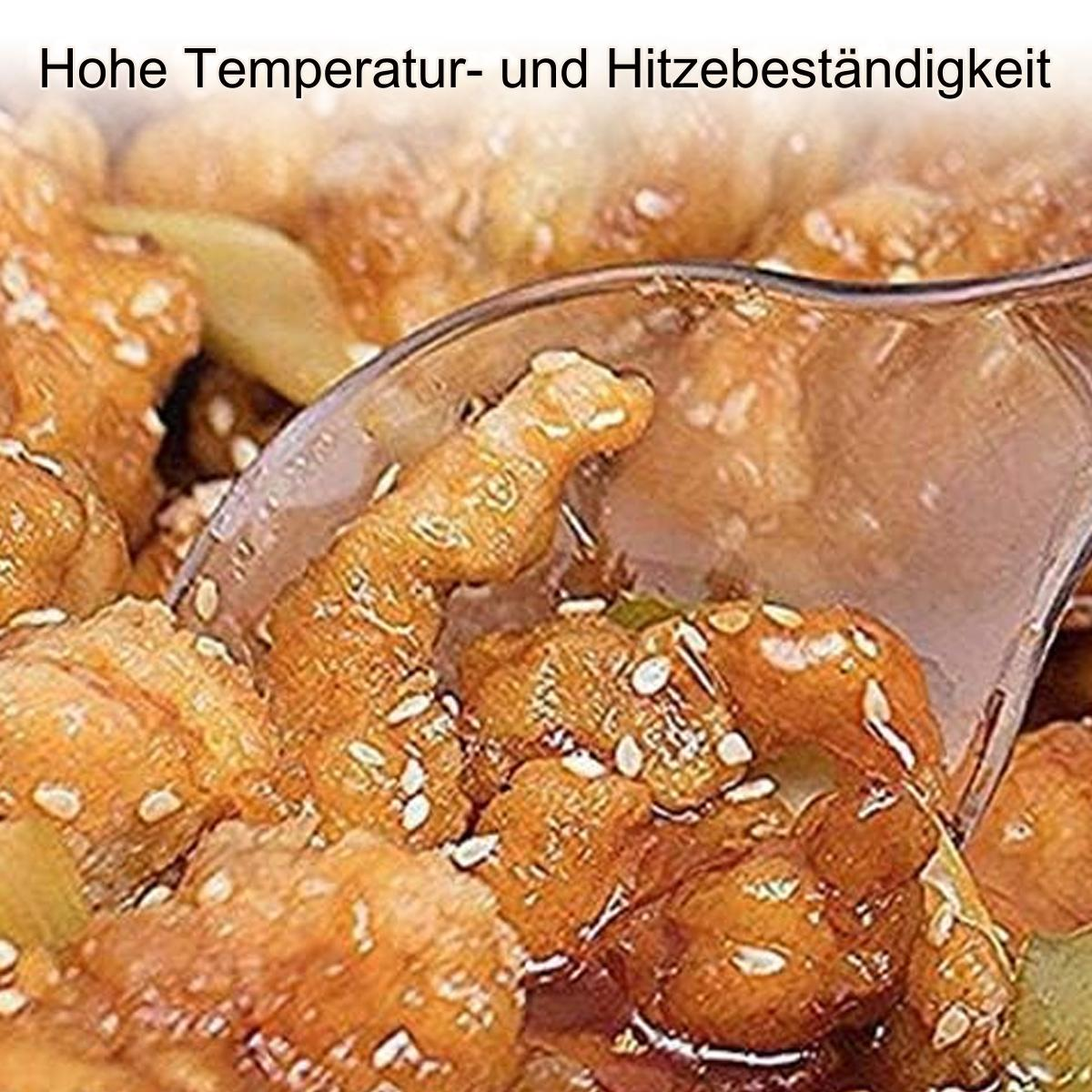 Nahaufnahme von gebratenem Essen, möglicherweise Hähnchen. Goldbraune Stücke sind mit Sesam bestreut und mit Sauce überzogen. Ein klarer Löffel ist sichtbar.