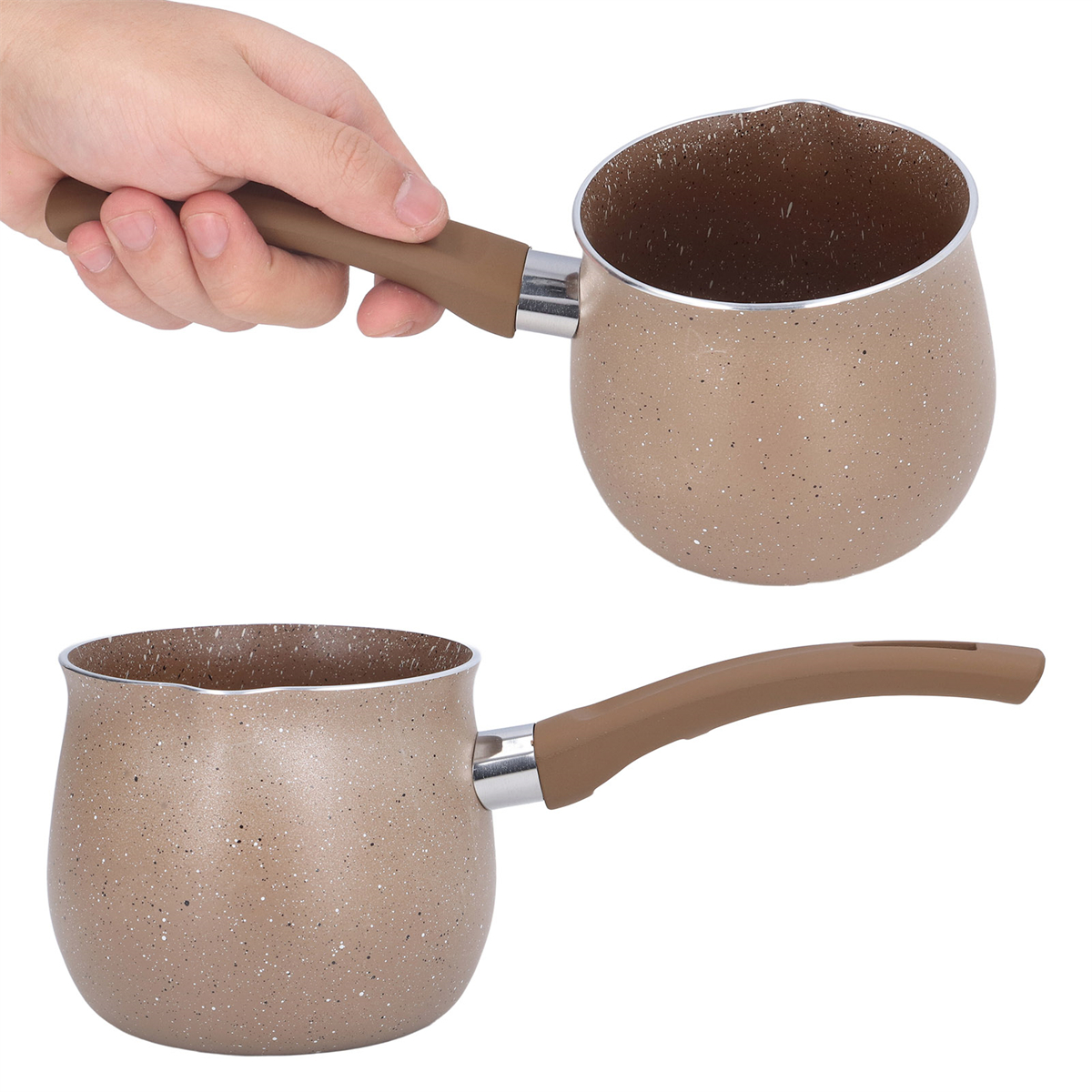Zwei braun gesprenkelte Kaffeekannen. Eine wird von einer Hand gehalten. Beide haben braune Griffe. Weißer Hintergrund.