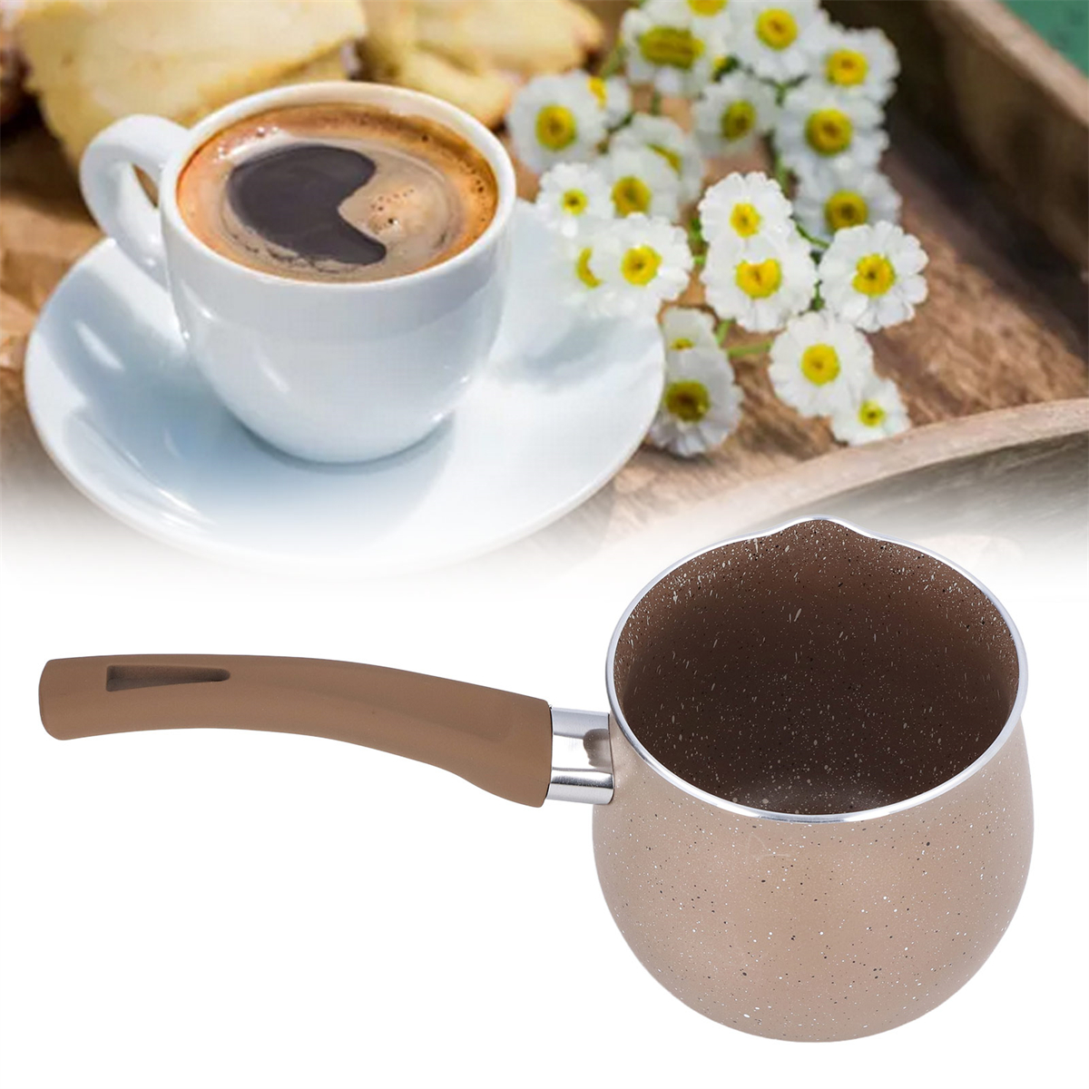 Eine Tasse Kaffee auf einer Untertasse, Blumen und ein Topf. Kaffee hat ein herzförmiges Schaumdesign. Der Topf hat einen braunen Griff.