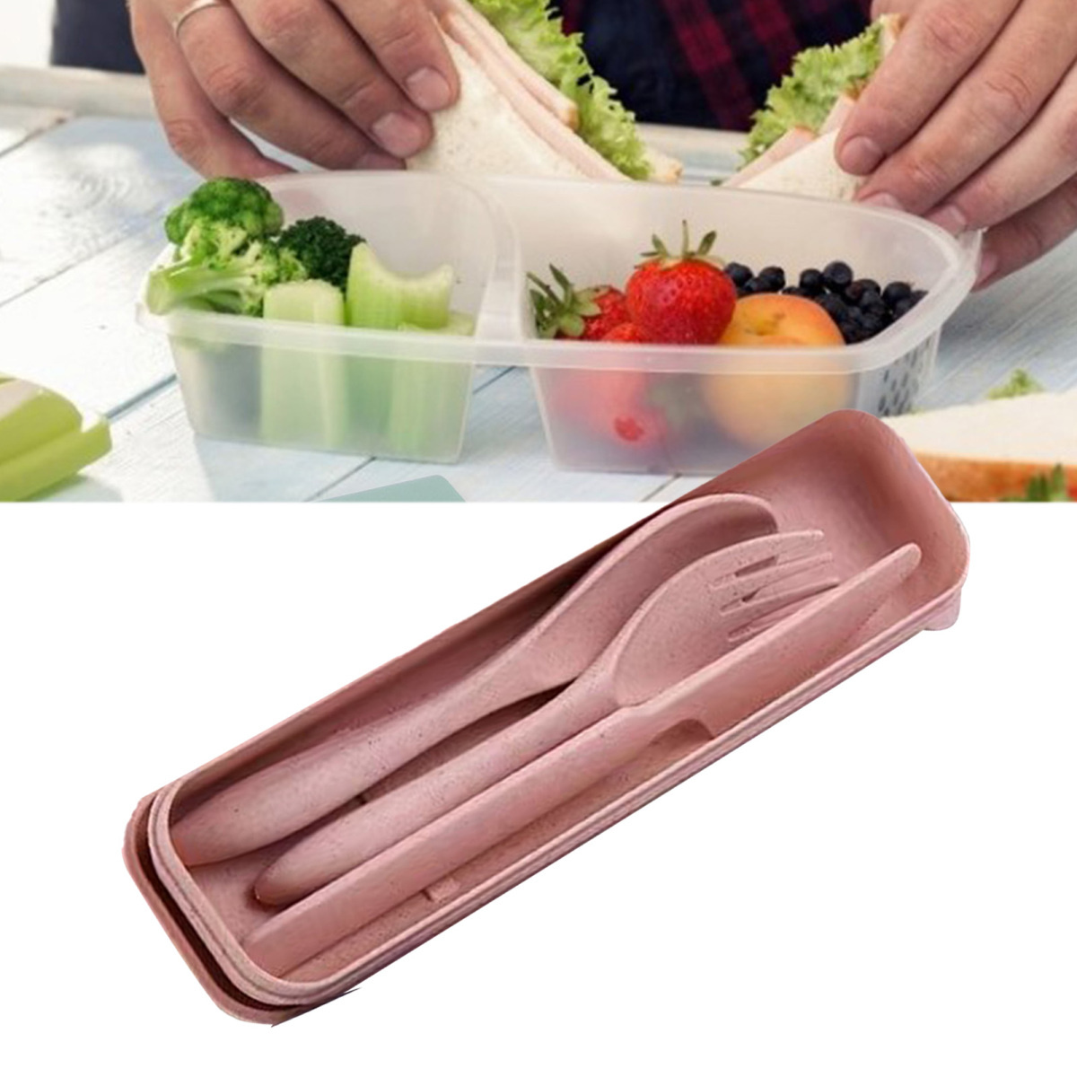 Eine Lunchbox mit Sandwiches, Obst und Gemüse. Darunter ein rosa Besteckset in einem Etui. Eine Person hält ein Sandwich.