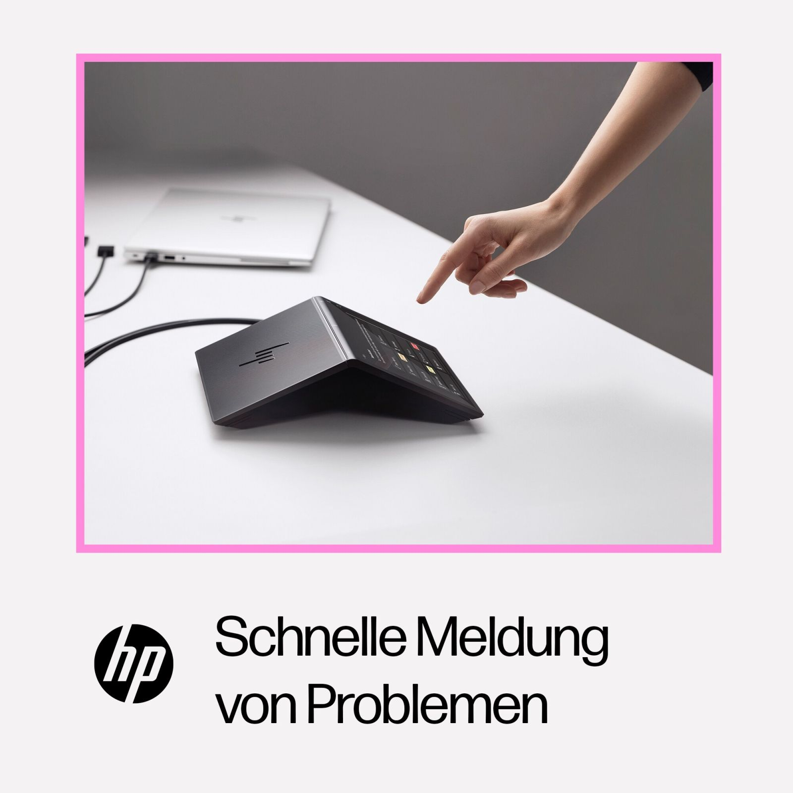 Una mano tocca un dispositivo nero su un tavolo bianco, un laptop è visibile sullo sfondo. Viene mostrato il logo HP.