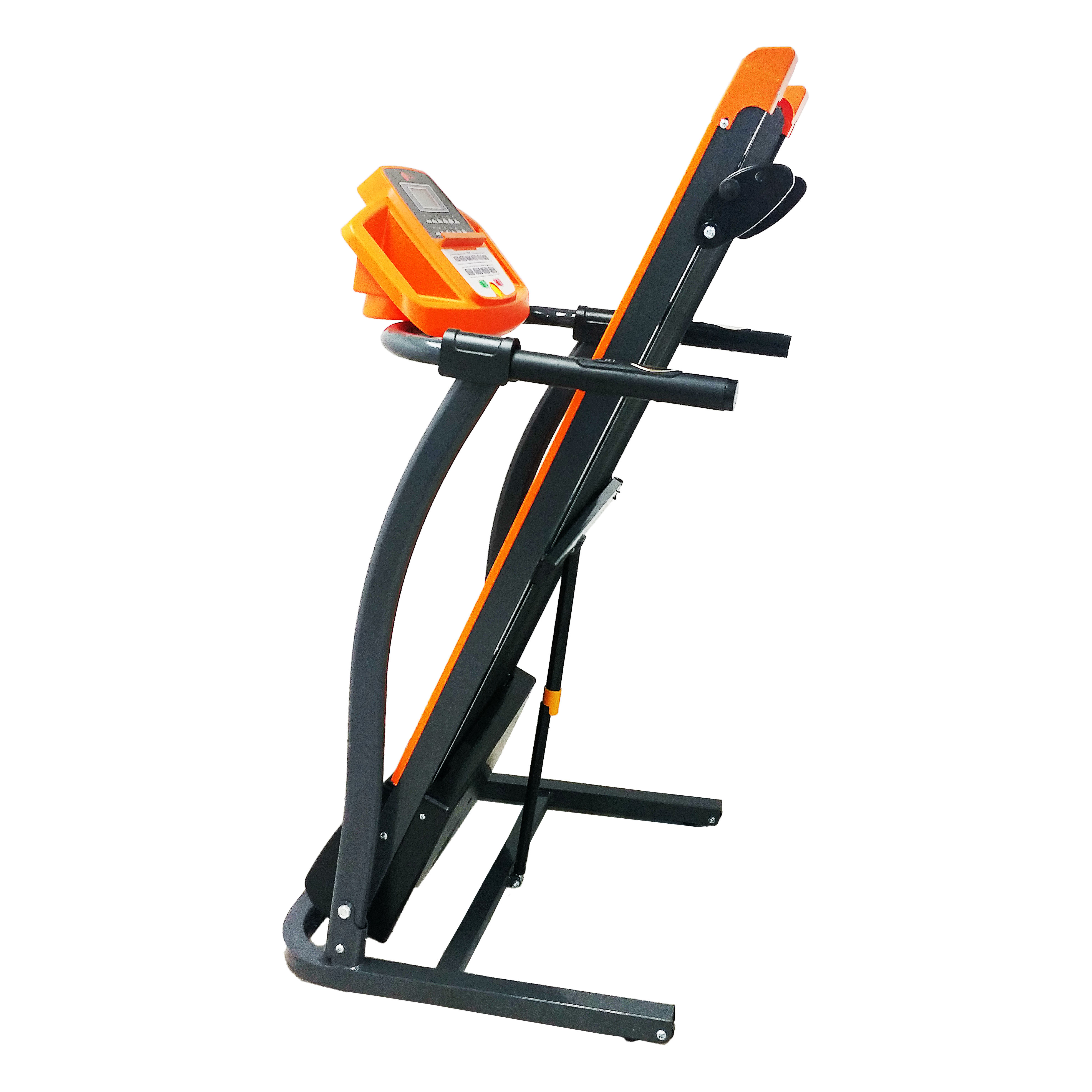 Una cinta de correr sobre fondo blanco. Es negro y naranja. La pantalla es naranja. Los mangos son negros.