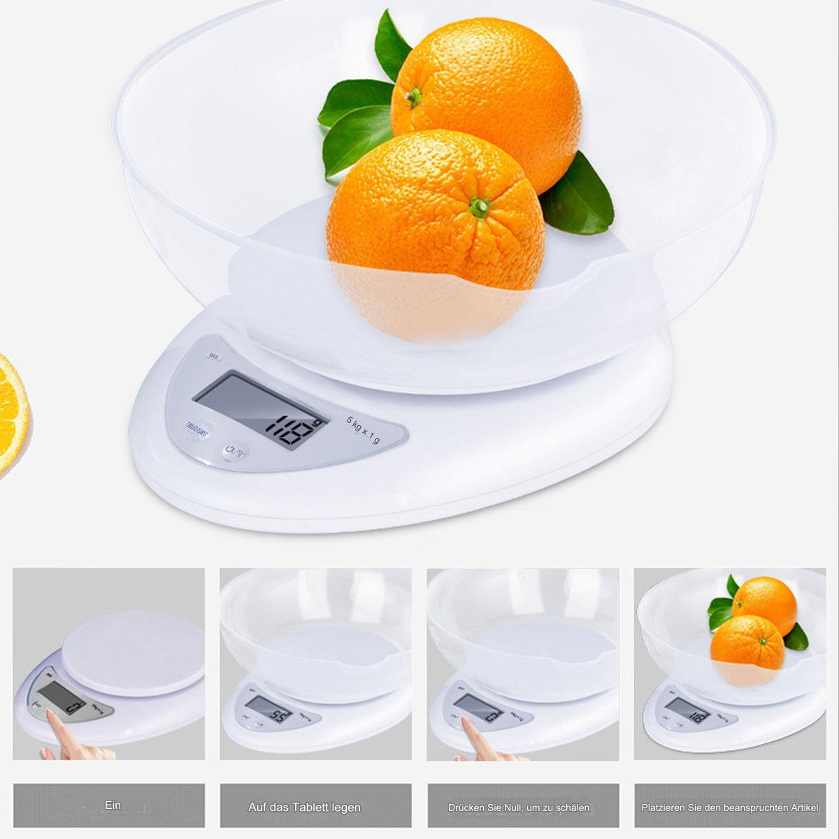 Eine weiße Küchenwaage mit zwei Orangen in einer Schüssel. Die Waage zeigt 118 an. Die Waage hat ein digitales Display.
