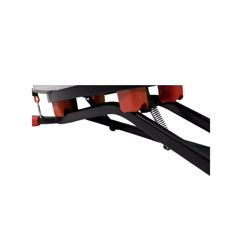 Primer plano de una máquina de ejercicios negra y naranja. Se ven muelles, recipientes rojos y un marco de metal sobre un fondo blanco.