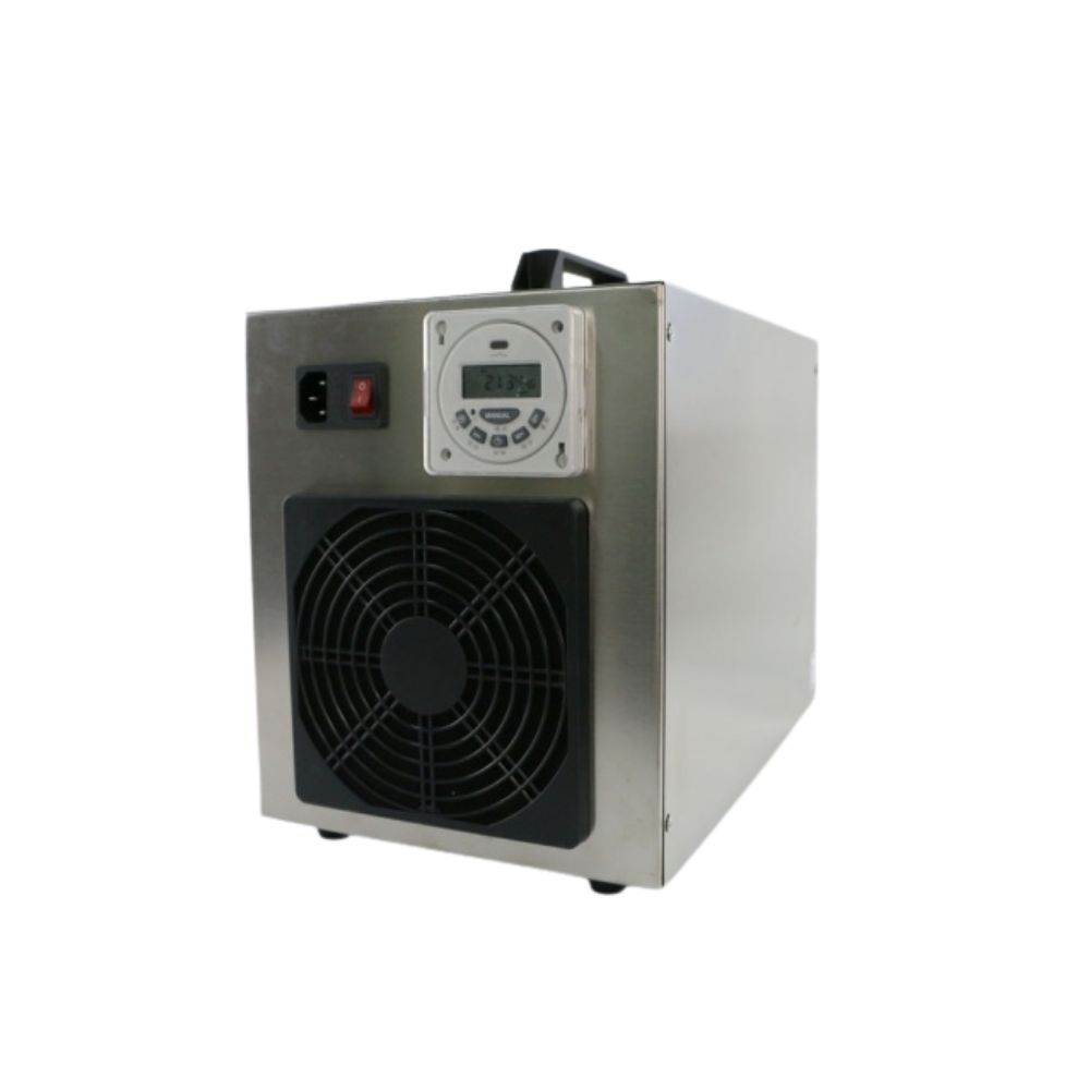 Un purificador de aire de metal plateado con un ventilador negro, pantalla digital e interruptor de encendido. Tiene un asa en la parte superior.