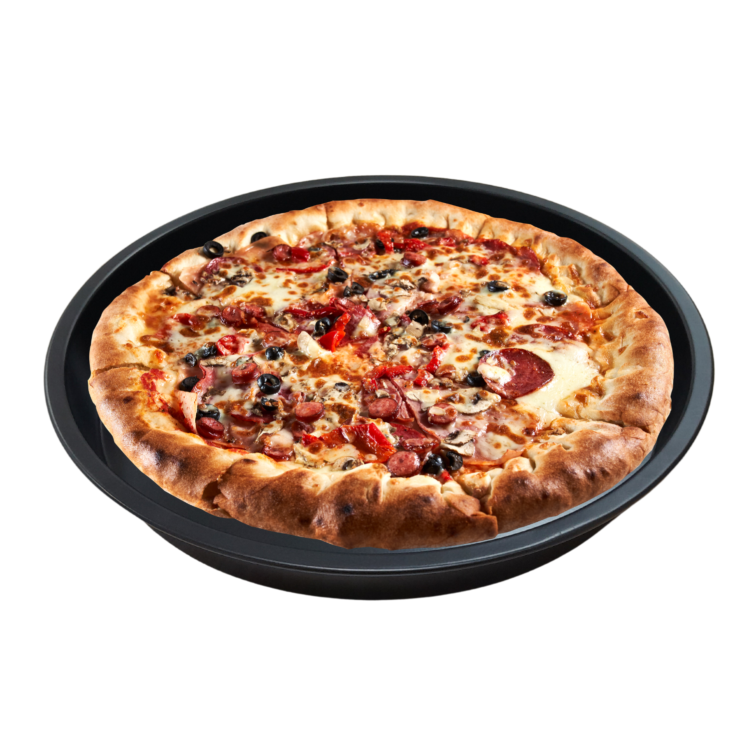 Una pizza en una bandeja negra. Tiene ingredientes como aceitunas, pepperoni y champiñones. La corteza es dorada.