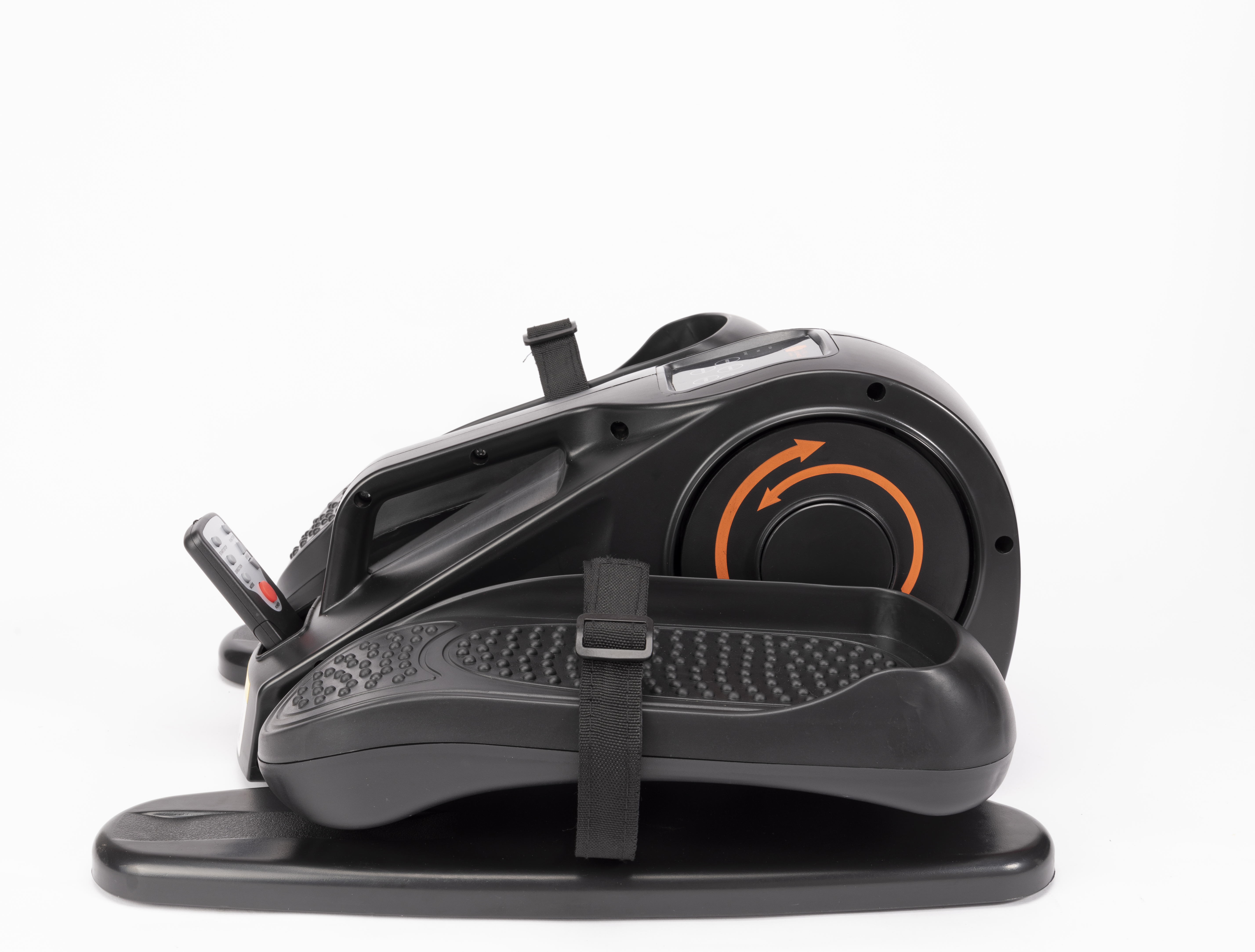Máquina elíptica negra sobre fondo blanco. Tiene detalles en naranja y un panel de control. Se ve un reposapiés.