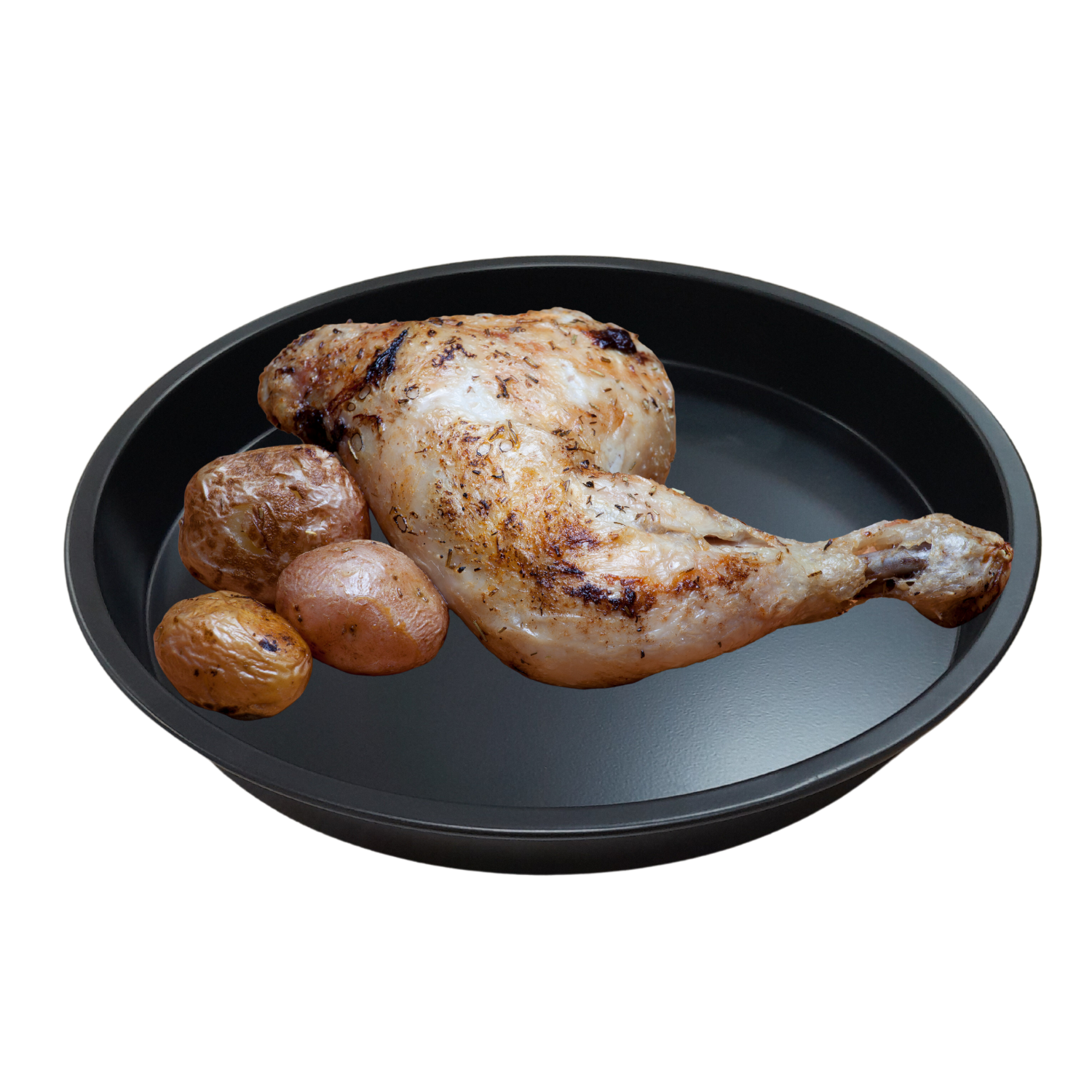 Muslo de pollo asado y patatas en un plato negro, sobre fondo negro. El pollo es dorado, las patatas están doradas.