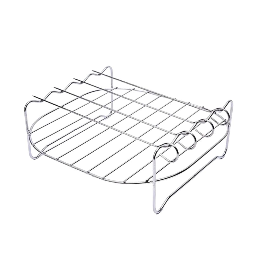 Una rejilla metálica cromada con diseño de cuadrícula rectangular, elevada sobre soportes curvos. Se encuentra sobre un fondo blanco.