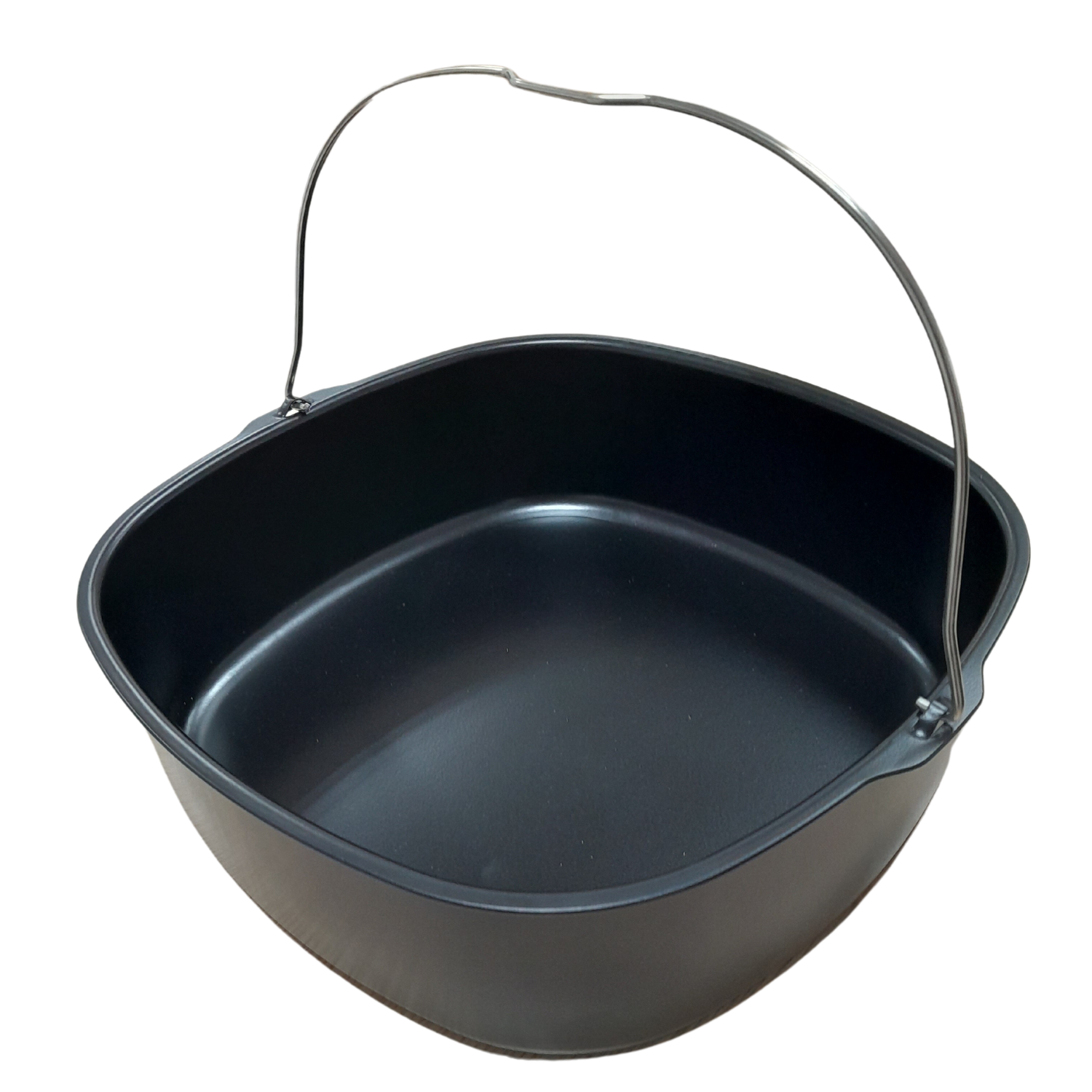Una cesta negra y cuadrada para freidora de aire con asa metálica. El asa se arquea sobre la parte superior. El fondo es negro sólido.