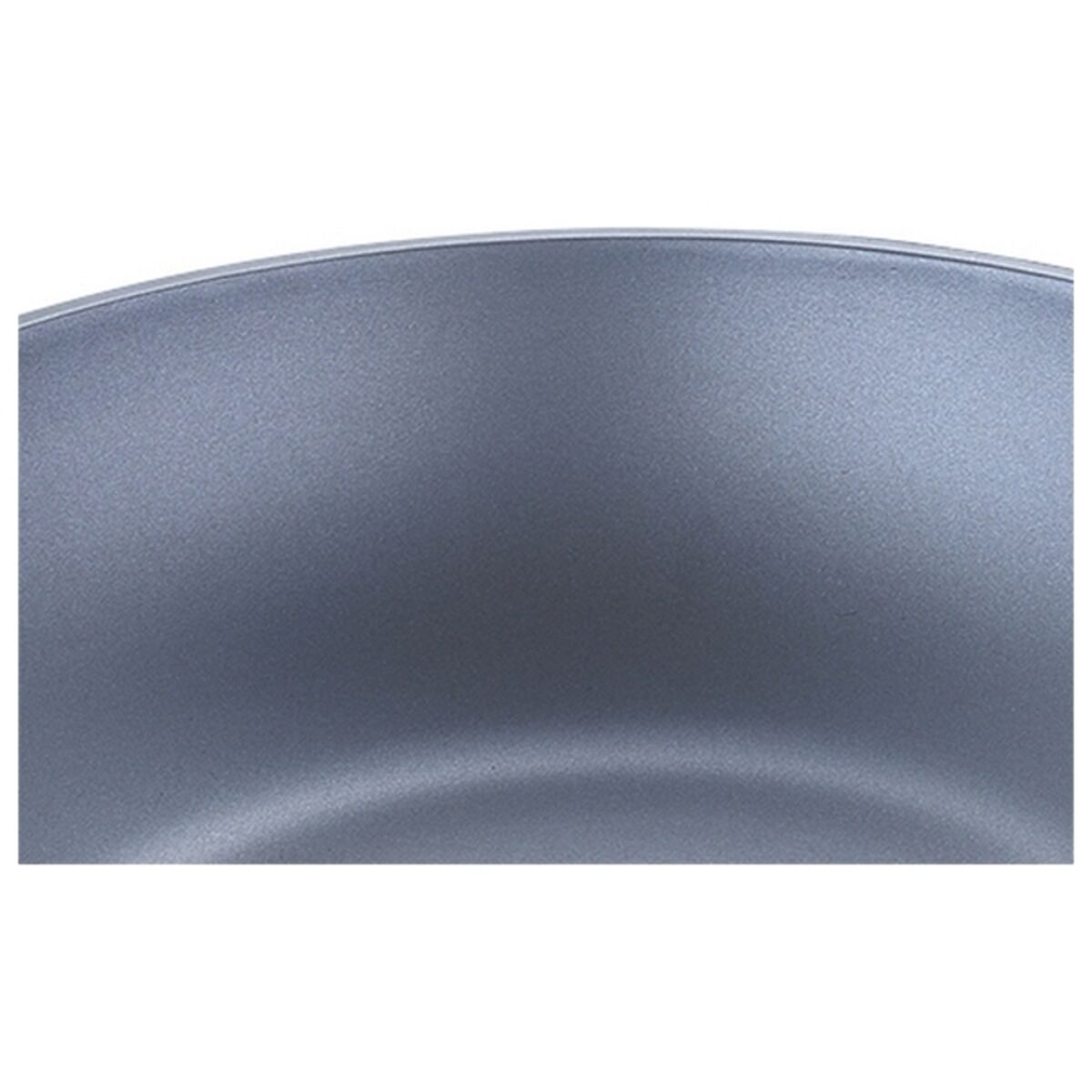 Primer plano de una superficie metálica gris. Tiene una forma lisa y curvada. El fondo es blanco.