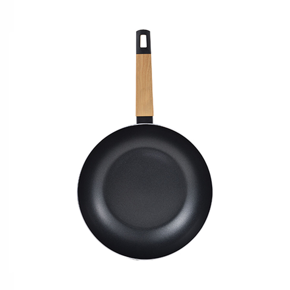 Eine schwarze Bratpfanne mit hellbraunem Holzgriff. Der Griff hat am Ende eine schwarze Schlaufe zum Aufhängen.