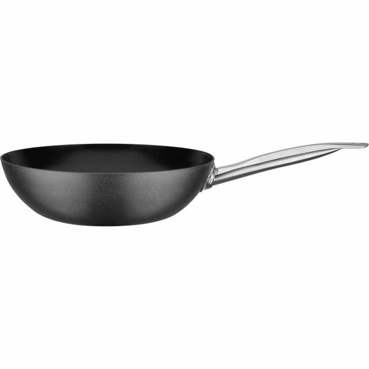 Ein schwarzer Wok mit silbernem Griff auf weißem Hintergrund. Der Wok ist leer und hat einen abgerundeten Boden.