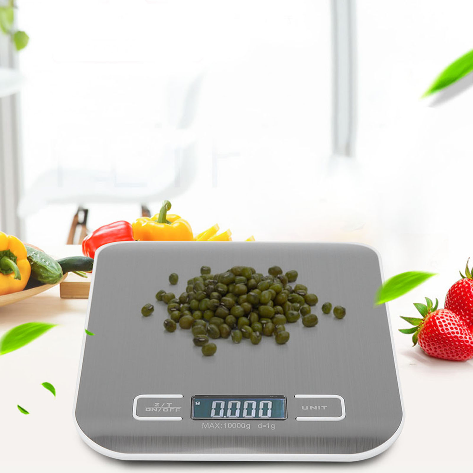 Eine digitale Küchenwaage zeigt 0,000 an. Grüne Bohnen liegen auf der Waage. Paprika, Erdbeeren und Gurken sind in der Nähe.