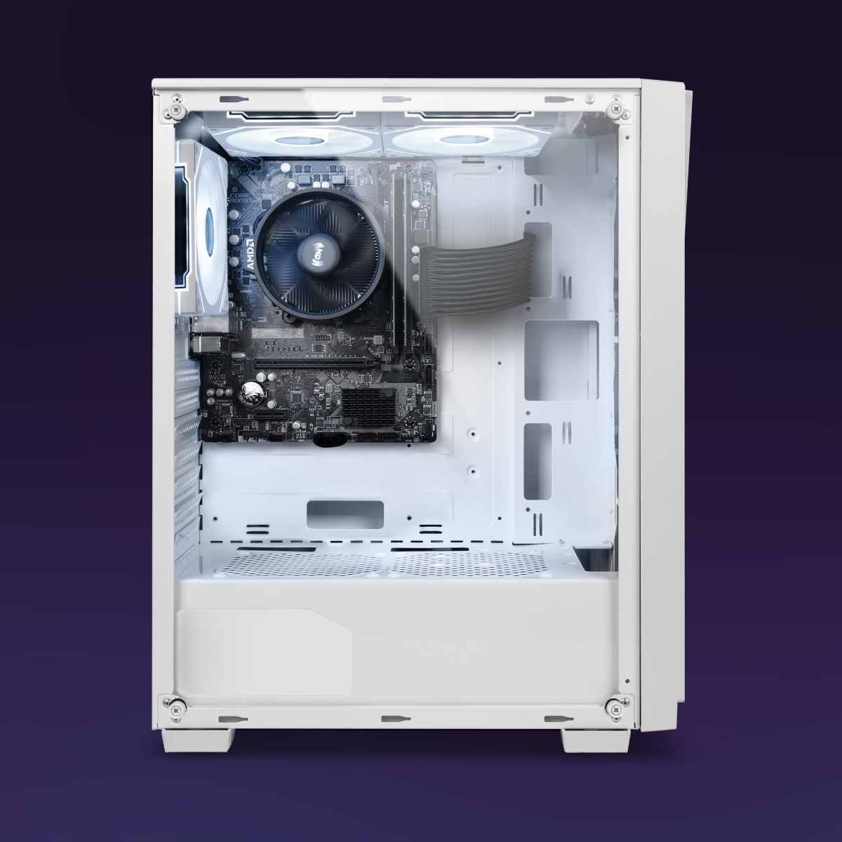 Weißes PC-Gehäuse mit Komponenten. Schwarzes Motherboard, CPU-Lüfter und Kabelmanagement. Weiße Gehäuseventilatoren und -struktur.