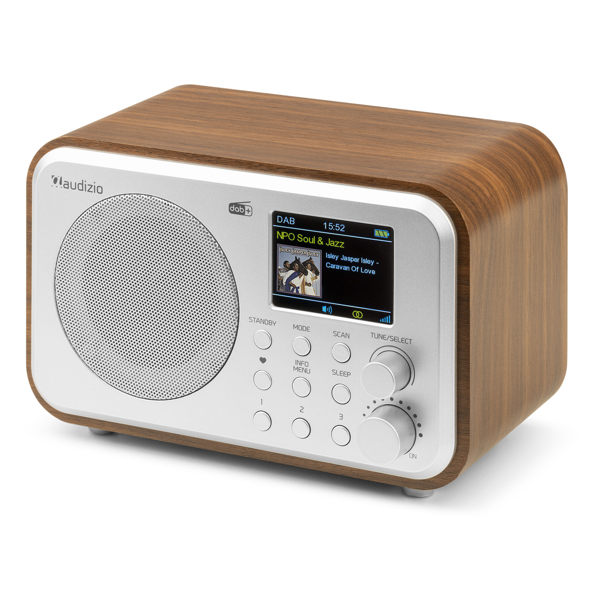 Radio de madera y plata con pantalla que muestra información musical. Botones y diales en el frente.