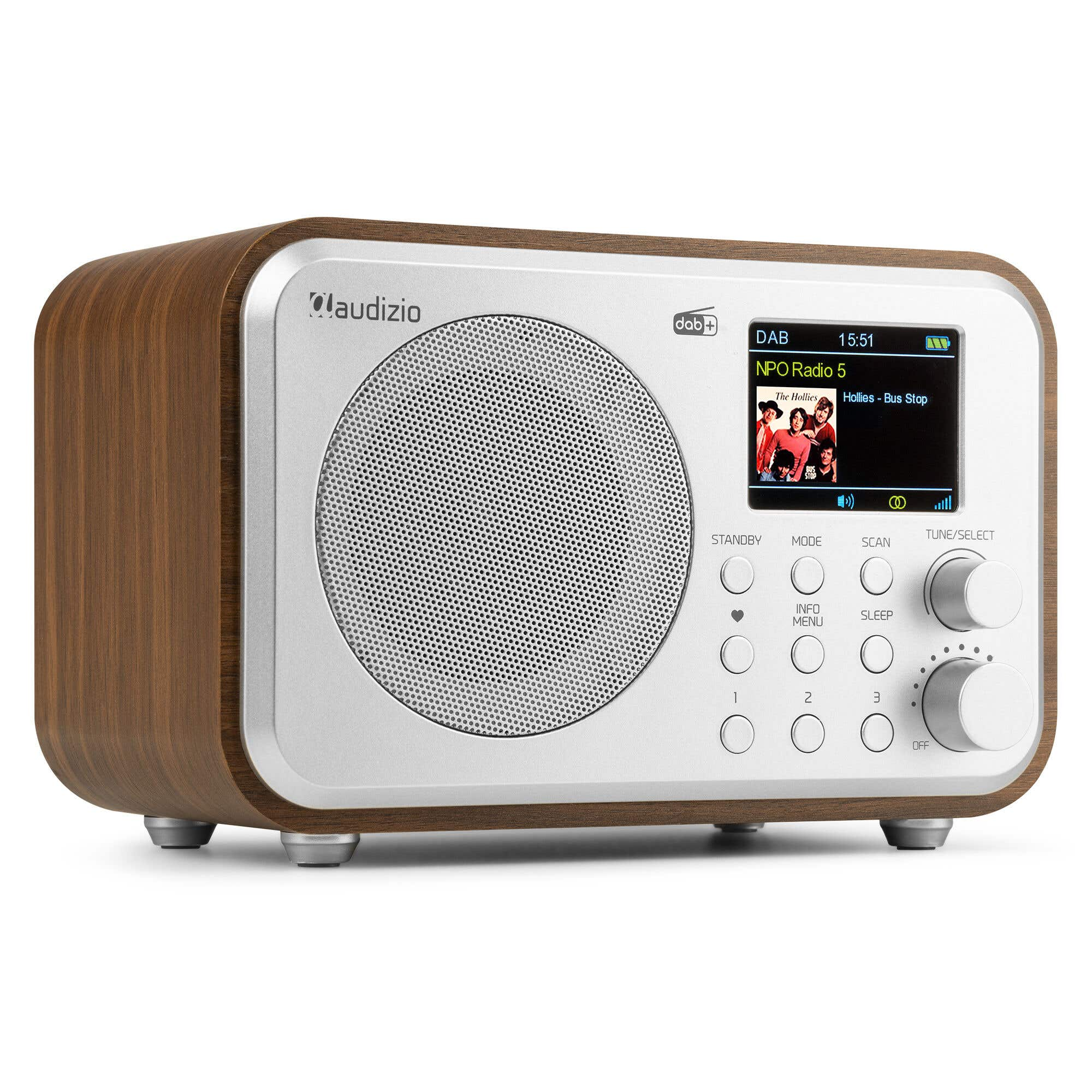Una radio de madera con una pantalla digital que muestra una banda. Tiene botones y perillas para control y un altavoz.