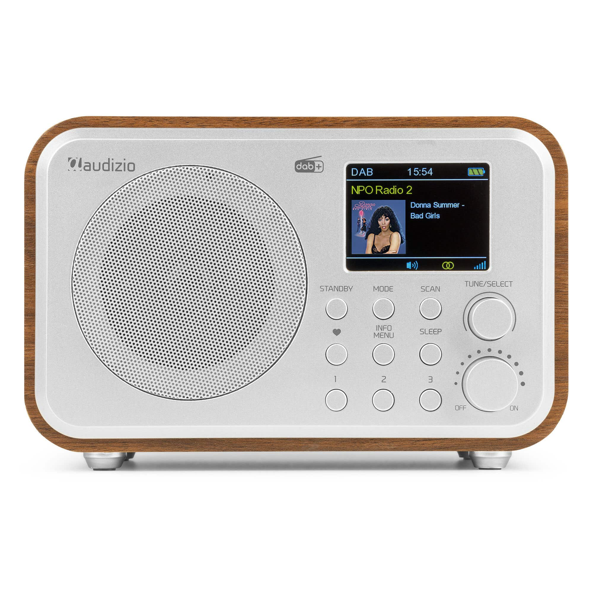 Una radio de madera con pantalla digital que muestra una canción de Donna Summer. Tiene botones y perillas.